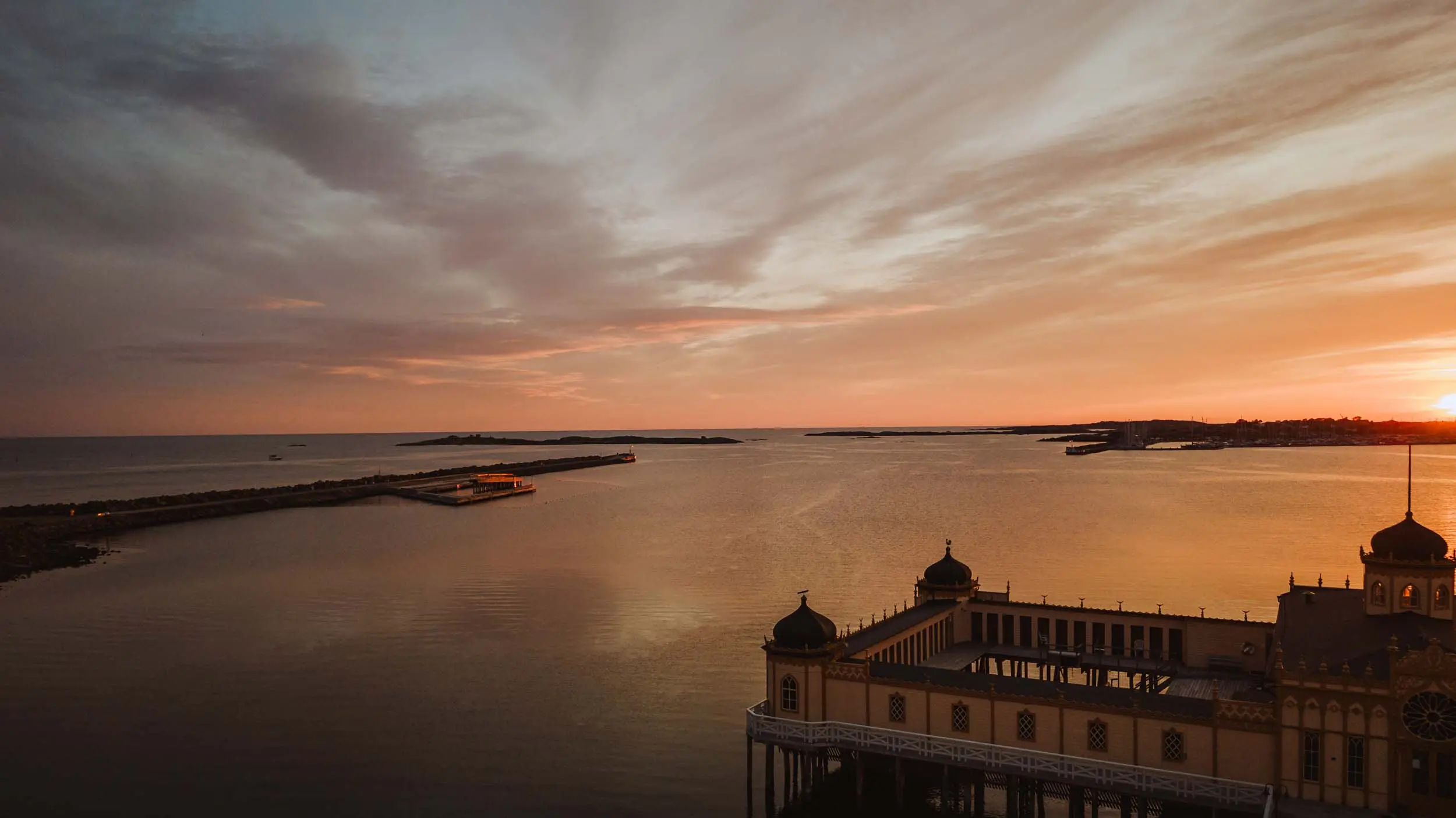 Solnedgång över Kallbadhuset i Varberg
