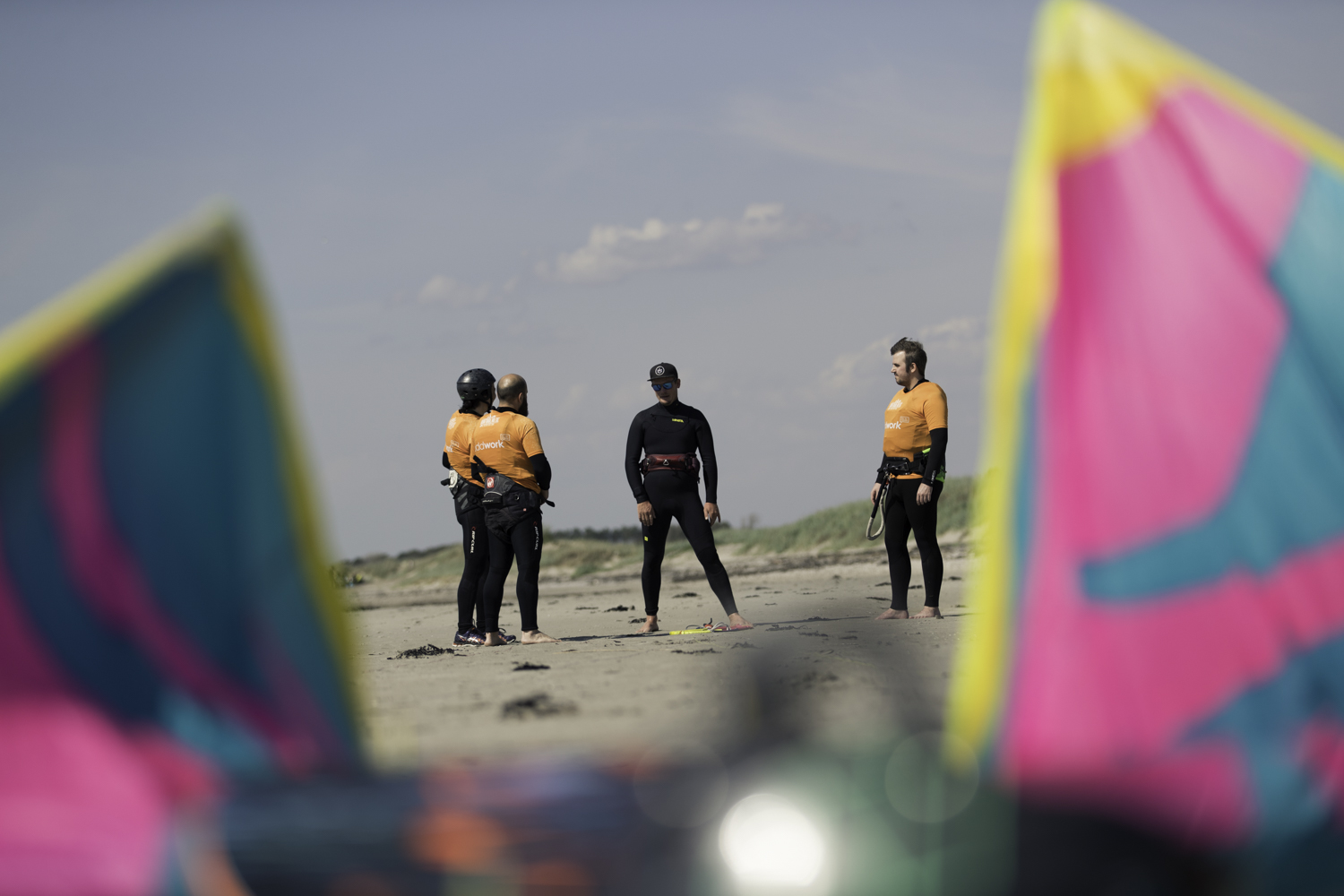 Surfskola samlad på stranden utanför Varberg